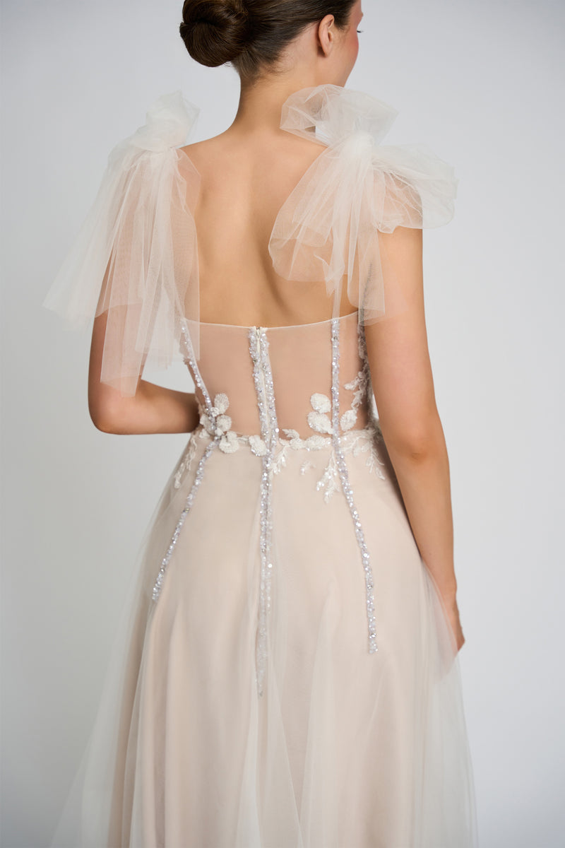 Rochie lunga confectionata din tul, cu broderie cu aplicatii 3D cusute manual CA1339